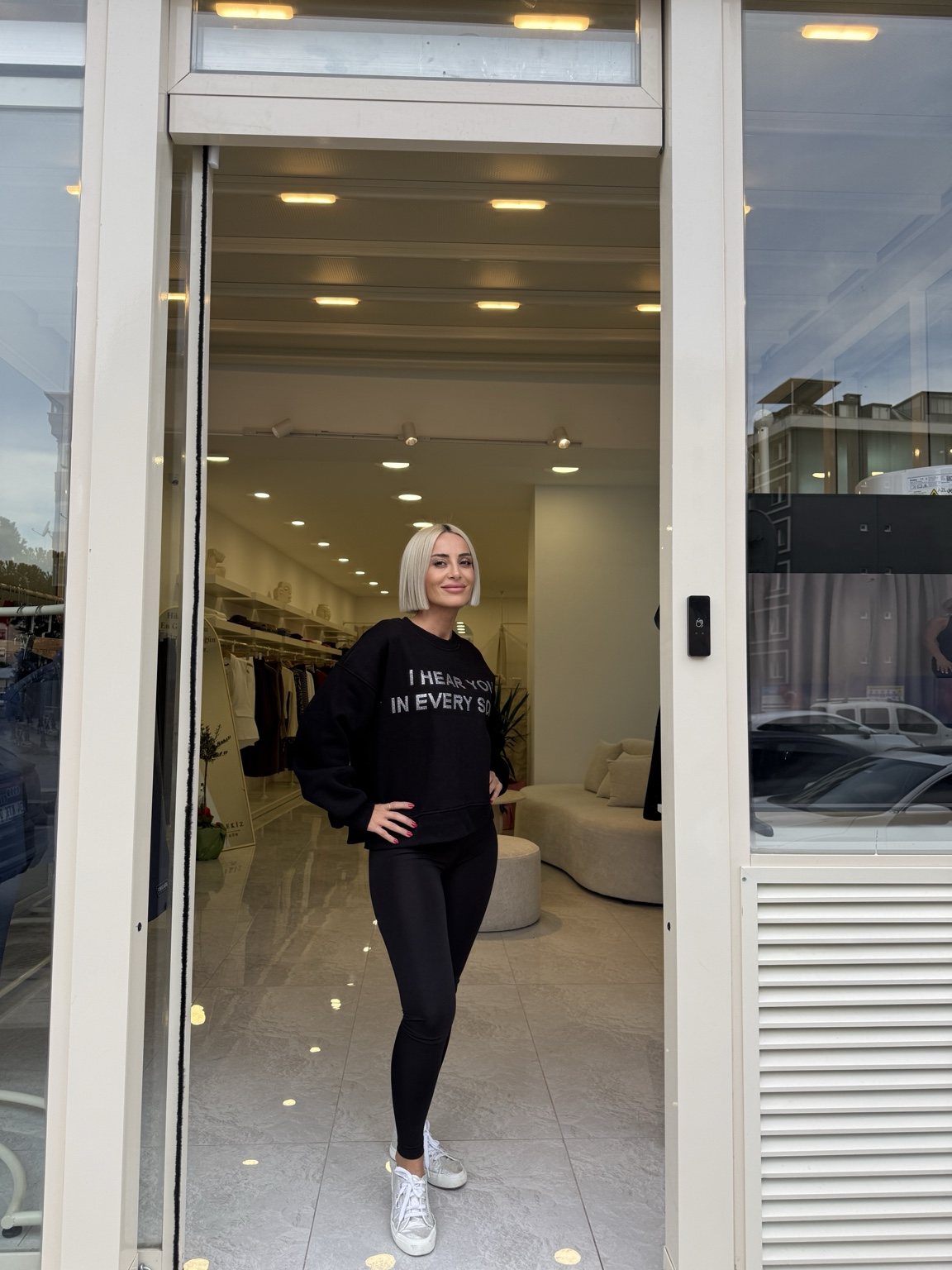 YUVARLAK YAKA ÖNÜ YAZILI IŞILTILI SWEAT