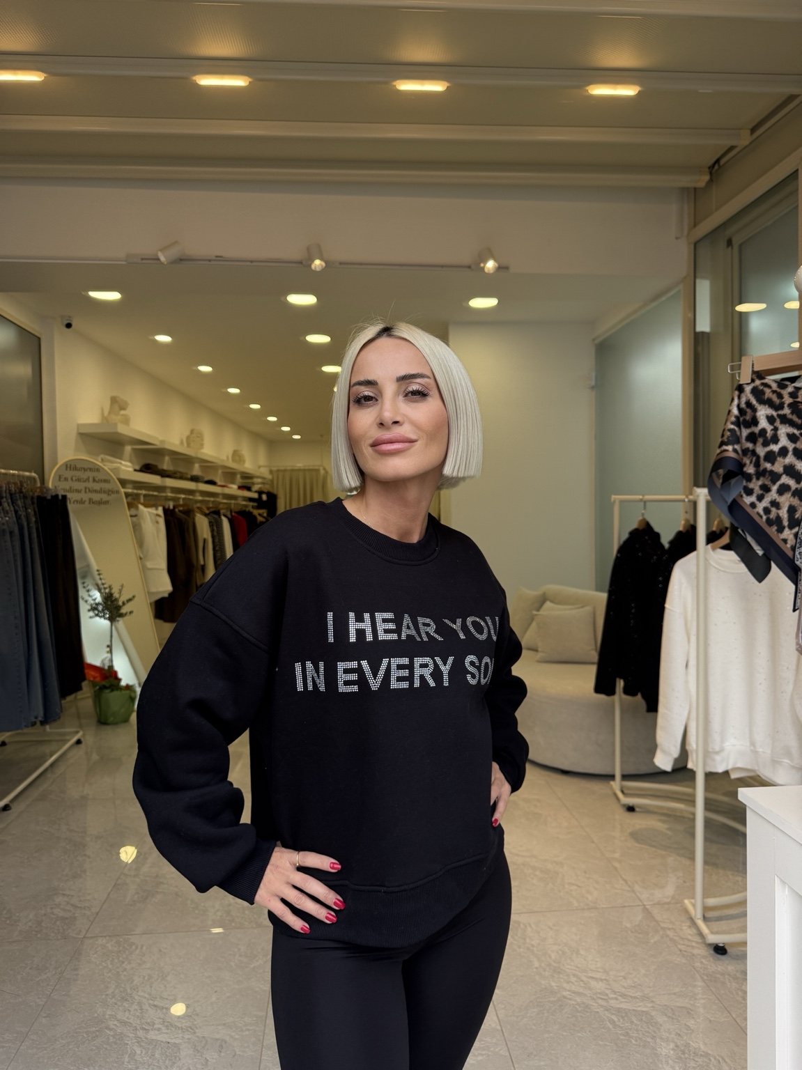 YUVARLAK YAKA ÖNÜ YAZILI IŞILTILI SWEAT